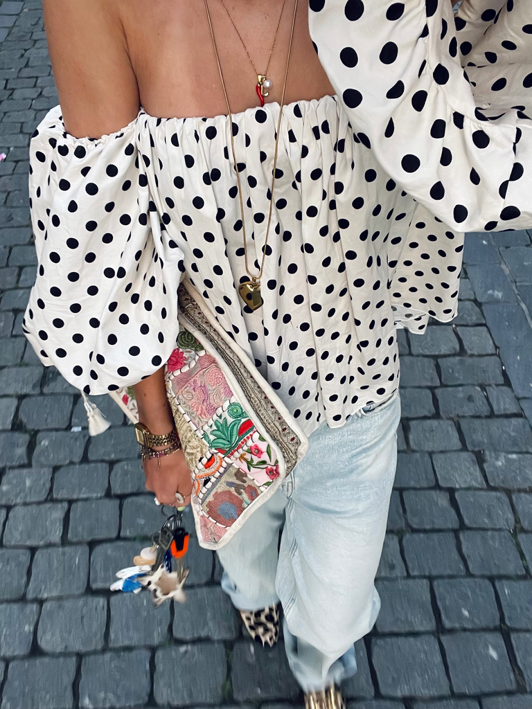 Polka top lies