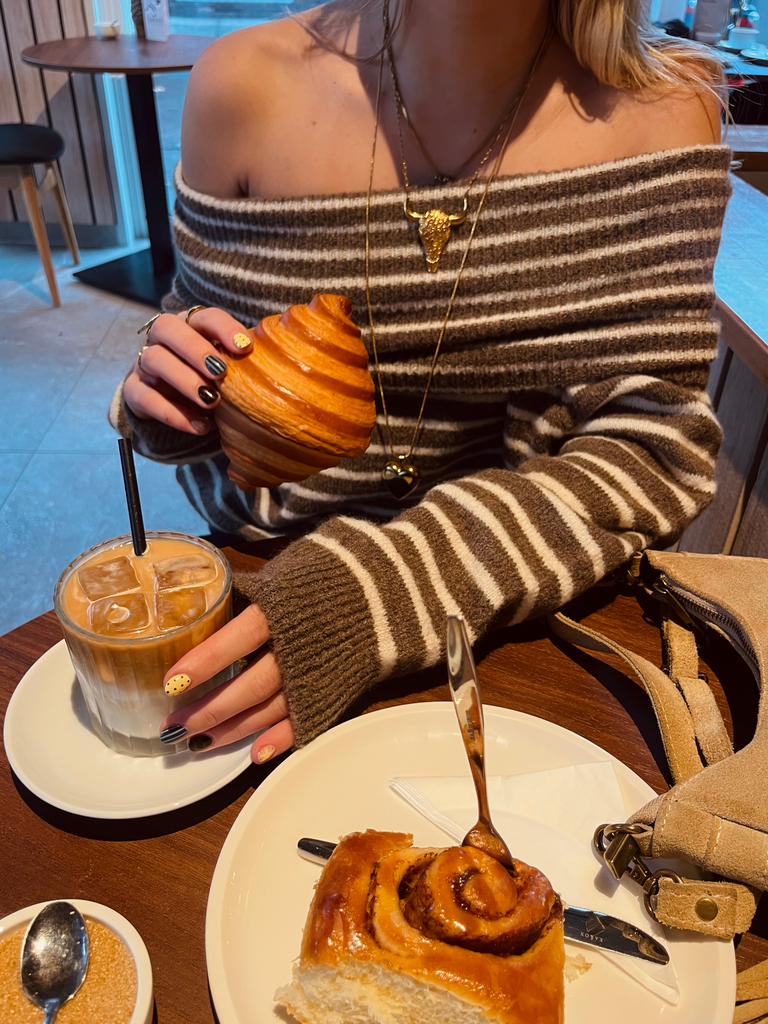 Off shoulder knit 